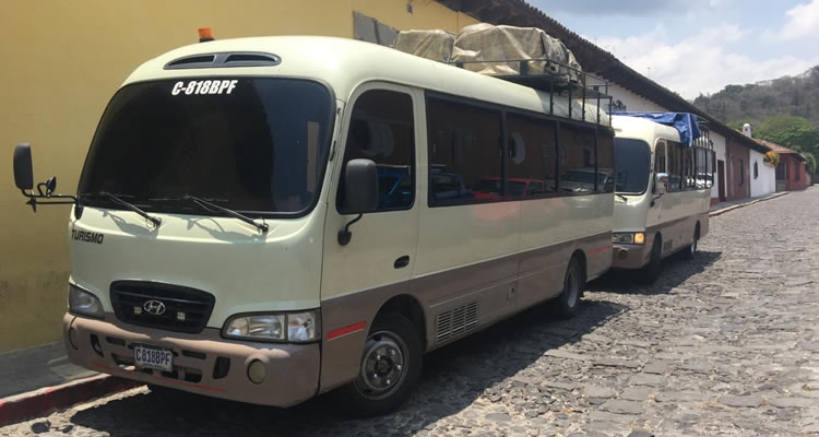 Billetes de transporte de traslado en autobús por Coban Travels Minivan